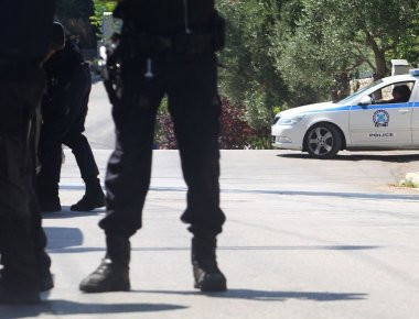 Αυτοκίνητο πήγε να πατήσει αστυνομικούς έξω από τα γραφεία του ΠΑΣΟΚ στη Χαριλάου Τρικούπη!